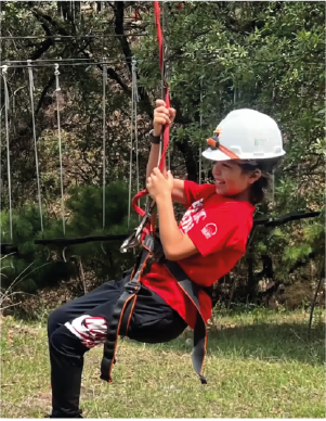 Niña feliz en la tirolesa